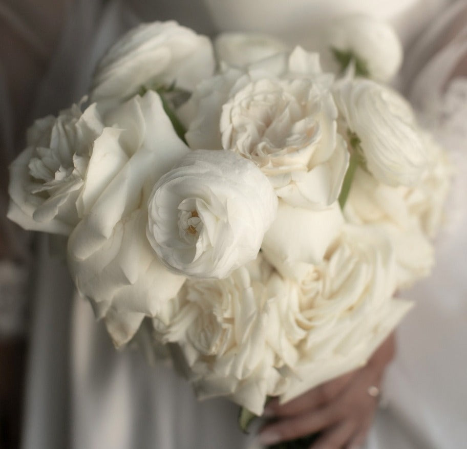 Bouquet de mariée composé de roses blanches, de pivoines et de renoncules