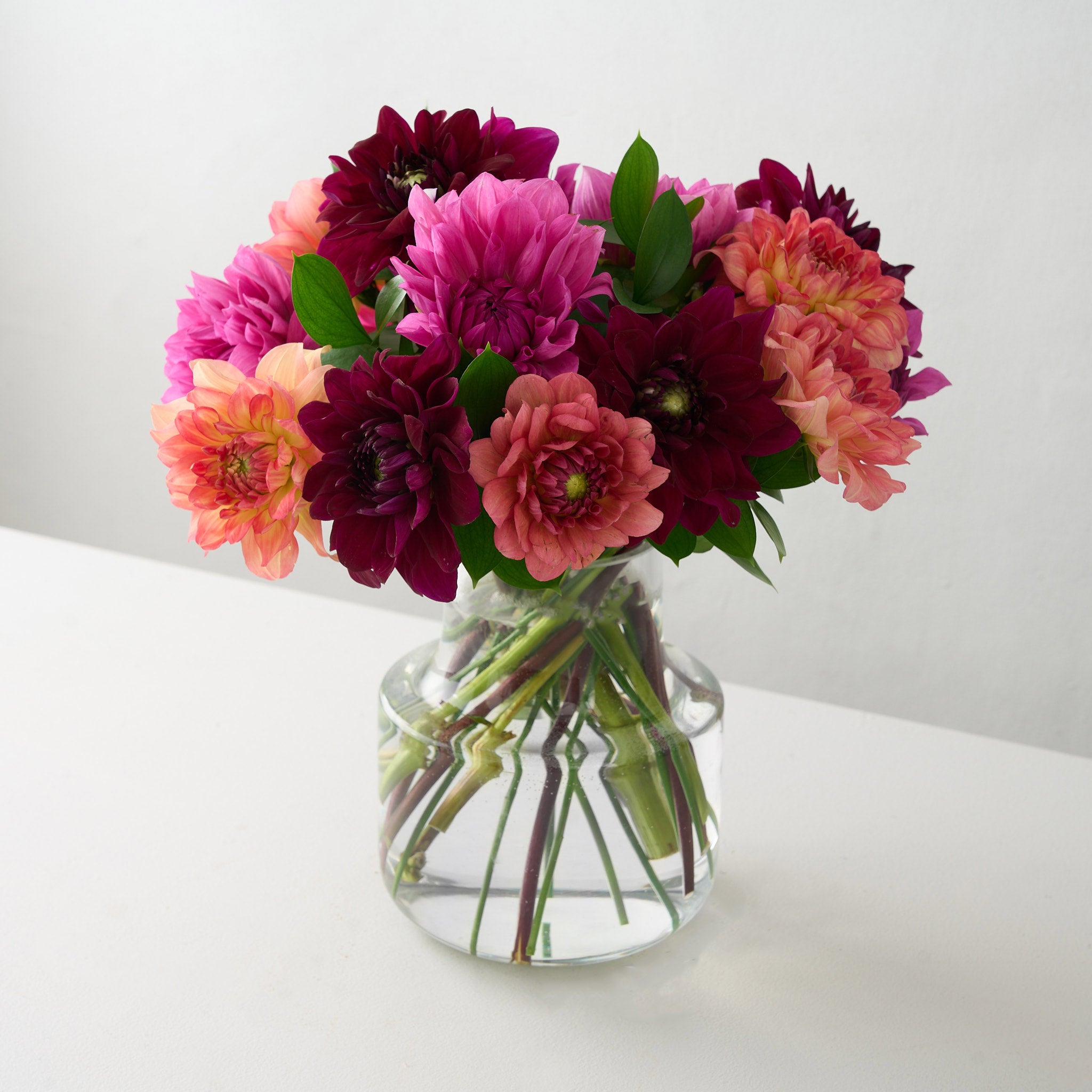 Arrangement de dahlias variés