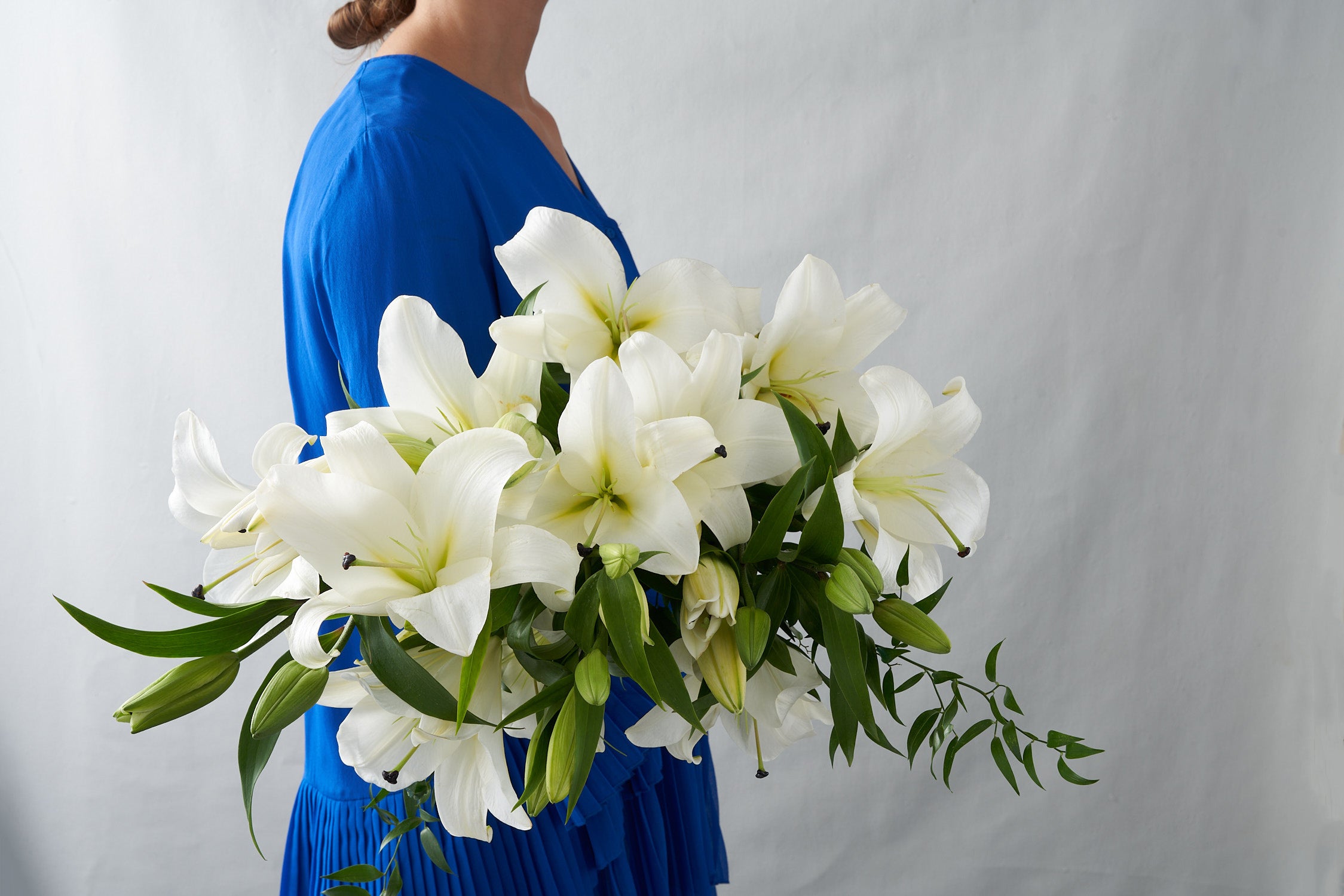 Lys blancs avec ruscus